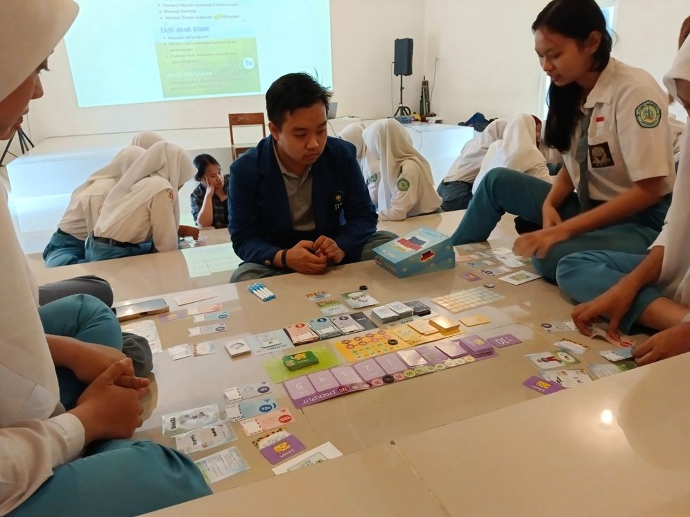 Mahasiswa ITS anggota tim KKN Abmas ketika bermain permainan Tata Harta bersama para siswi SMKN 1 Mojokerto.jpeg