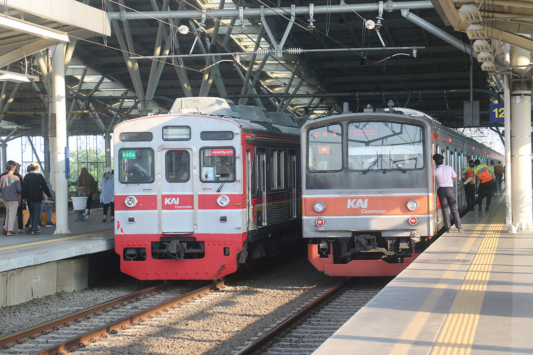 KRL Commuter Line tujuan Bogor dan Jakarta Kota saat berhenti di Stasiun Manggarai, Sabtu 28 Oktober 2023. (Foto: Khafidz Abdulah/Trenasia)