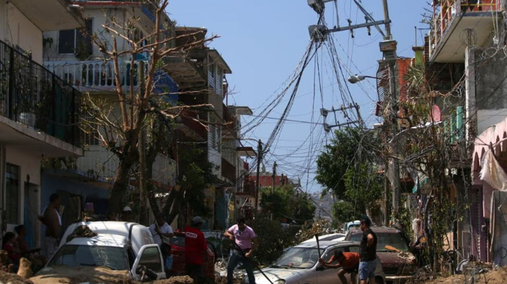 Orang-Orang Bekerja untuk Membebaskan Mobil yang Terjebak di Lumpur, Setelah Badai Otis, di Lingkungan Progreso di Acapulco
