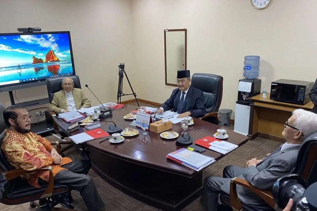 Ketua MK Anwar Usman berada di Hadapan Anggota MKMK sebelum sidang pemeriksaan dimulai, Selasa 31 Oktober 2023 (Foto: Antara/Fath Putra Mulya)