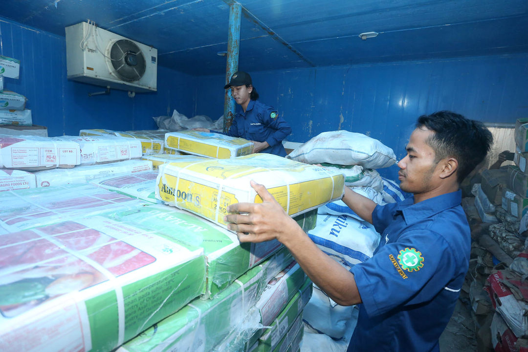 Karyawan PT Pangan Nusantara, perusahaan distributor makanan beku, yang memperoleh pembiayaan dari PT Alami Fintek Sharia (ALAMI Sharia), sedang memindahkan produk-produk makanan beku ke dalam gudang pendingin yang ada di Jagakarsa, Jakarta, saat kunjungan media pada Senin 30 Oktober 2023. Foto : Panji Asmoro/TrenAsia