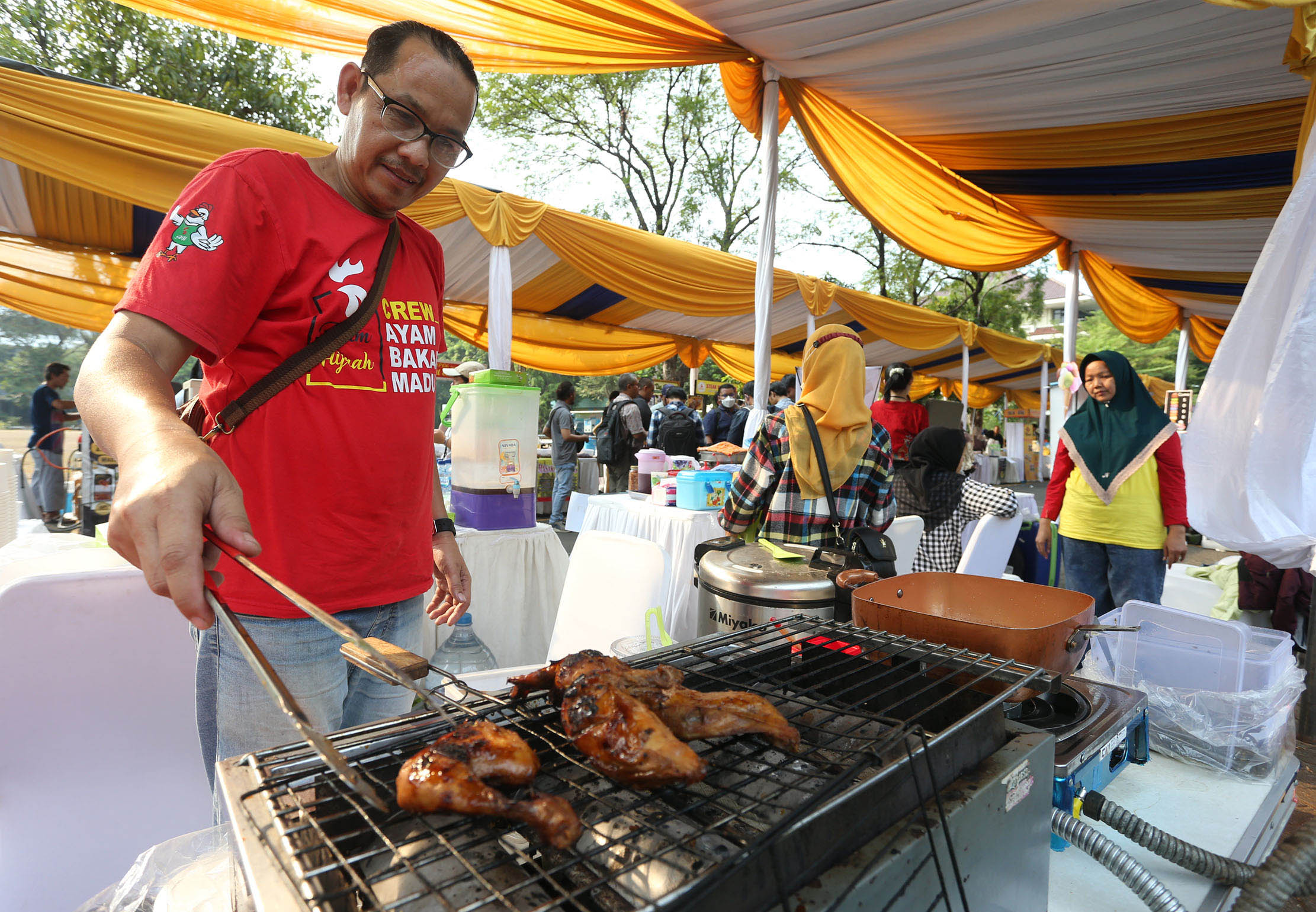 Nampak pemilik Ayam Bakar Madu Hijrah Jagakarsa, salah satu UMKM yang mendapatkan manfaat pendanaan dari OVO Finansial memperkenalkan produknya saat bazaar di Universitas Pancasila, Jakarta, Senin 30 Oktober 2023. Foto : Panji Asmoro/TrenAsia