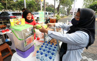 Erfianty Owner Ayam Bakar Madu Hijrah (kiri) Jagakarsa, salah satu UMKM yang mendapatkan manfaat pendanaan dari OVO Finansial melayani pelanggan saat bazaar di Universitas Pancasila, Jakarta, Senin 30 Oktober 2023. Foto : Panji Asmoro/TrenAsia