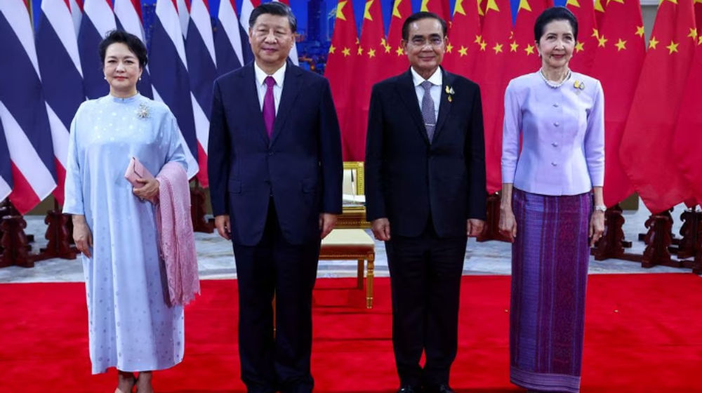 Presiden China Xi Jinping dan istrinya Peng Liyuan Berfoto Bersama Perdana Menteri Thailand Prayuth Chan-ocha dan istrinya Naraporn Chao-ocha di sela-sela KTT Asia-Pacific Economic Cooperation (APEC) di Bangkok, Thailand 19 November 2022