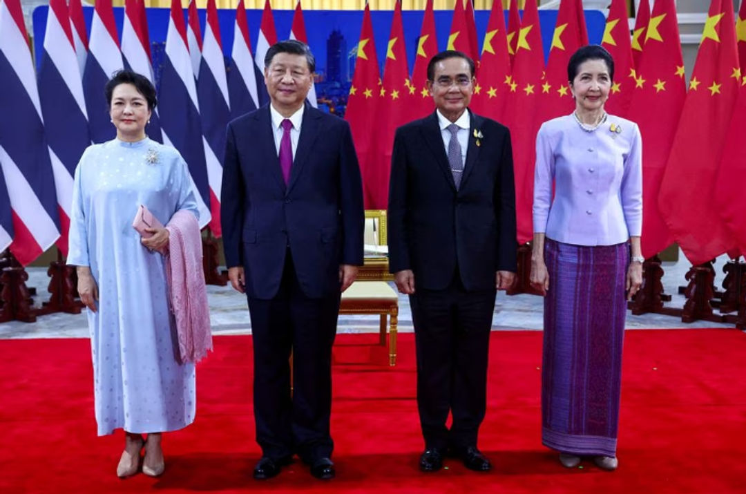 Presiden China Xi Jinping dan istrinya Peng Liyuan Berfoto Bersama Perdana Menteri Thailand Prayuth Chan-ocha dan istrinya Naraporn Chao-ocha di sela-sela KTT Asia-Pacific Economic Cooperation (APEC) di Bangkok, Thailand 19 November 2022 (Reuters/Athit Perawongmetha)