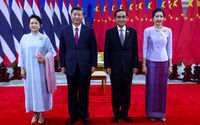 Presiden China Xi Jinping dan istrinya Peng Liyuan Berfoto Bersama Perdana Menteri Thailand Prayuth Chan-ocha dan istrinya Naraporn Chao-ocha di sela-sela KTT Asia-Pacific Economic Cooperation (APEC) di Bangkok, Thailand 19 November 2022