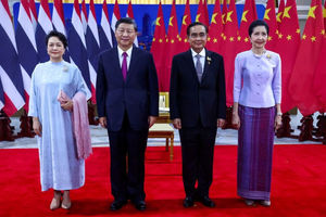 Presiden China Xi Jinping dan istrinya Peng Liyuan Berfoto Bersama Perdana Menteri Thailand Prayuth Chan-ocha dan istrinya Naraporn Chao-ocha di sela-sela KTT Asia-Pacific Economic Cooperation (APEC) di Bangkok, Thailand 19 November 2022