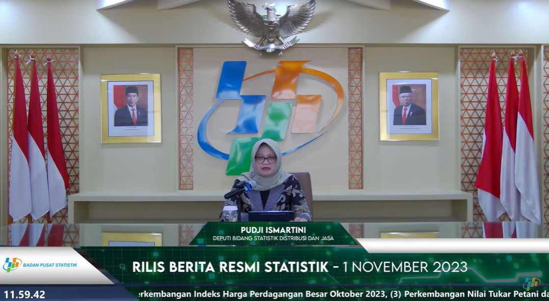 Deputi Bidang Statistik DIstribusi dan Jasa memaparkan laporan inflasi Oktober 2023.