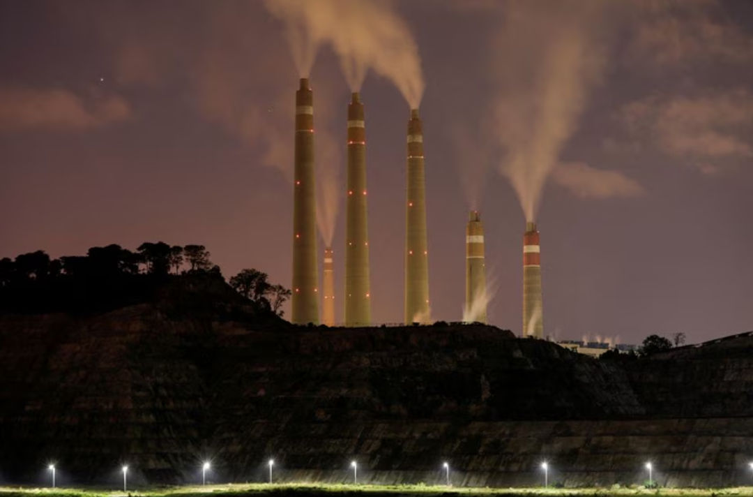 Asap dan Uap Mengepul dari PLTU Milik Indonesia Power, di Samping Area Proyek PLTU Jawa 9 dan 10 di Suralaya, Provinsi Banten, Indonesia (Reuters/Willy Kurniawan)