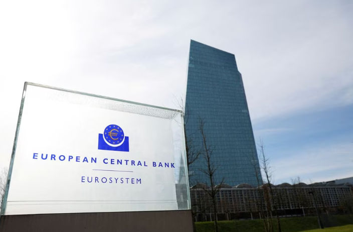Logo Bank Sentral Eropa (ECB) di Luar Kantor Pusat di Frankfurt, Jerman (Reuters/Heiko Becker)