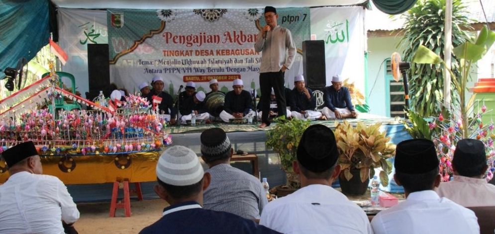 Seribuan warga Desa Kebagusan, Gedong tataan, Pesawaran hadir pada Pengajian Akbar di Masjid Alkarim, Komplek PTPN VII Unit Way Berulu, Sabtu (28/10/23).