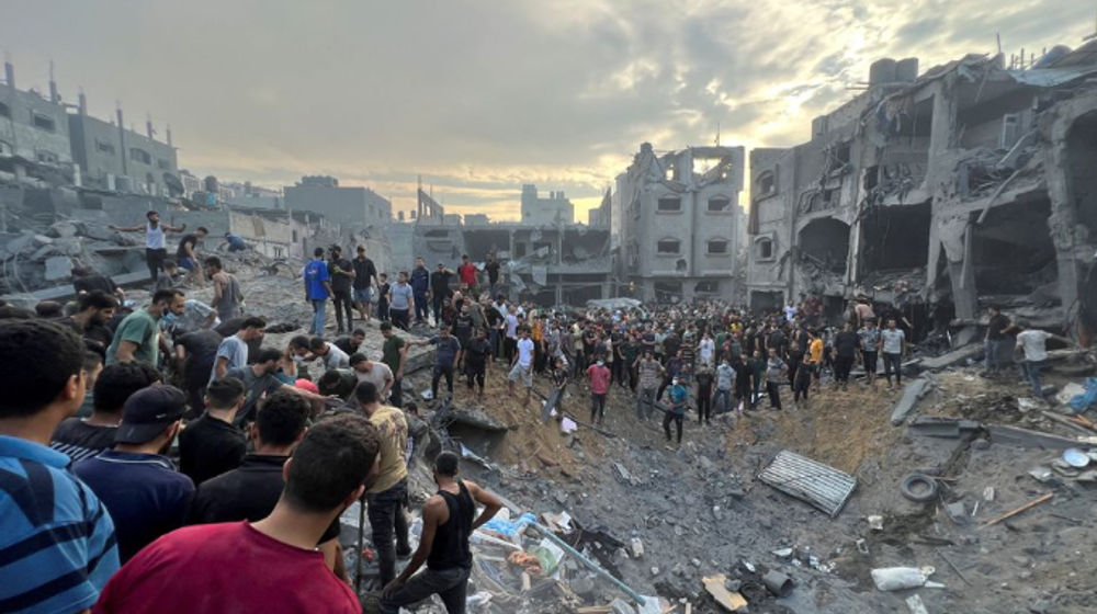 Warga Palestina Mencari Korban di Lokasi Serangan Israel Terhadap Rumah-Rumah di Kamp Pengungsi Jabalia 