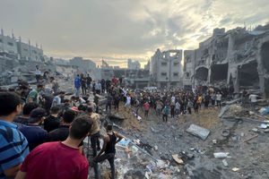 Warga Palestina Mencari Korban di Lokasi Serangan Israel Terhadap Rumah-Rumah di Kamp Pengungsi Jabalia 