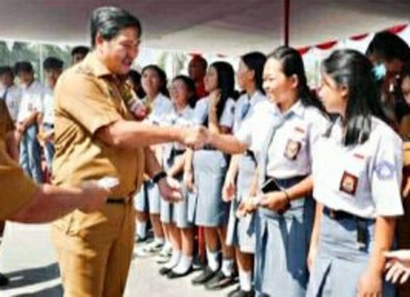 Wakil Gubernur Sulut, Steven Kandouw saat bertatapan dengan para pelajar SMK Negeri 1 di Amurang, Minsel. (Foto:Istimewa)
