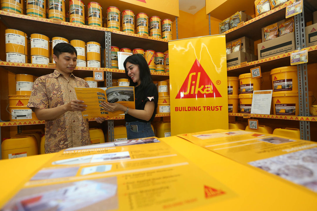 Pengunjung melihat produk saat acara peresmian Sika Pro Center di Jakarta. Sika Indonesia, perusahaan bahan kimia asal Swiss yang dikenal dalam industri konstruksi, mengembangkan bisnisnya dengan membuka Sika Pro Center (Professional Center) pertamanya dikawasan Jakarta Barat, Rabu 1 November 2023. Foto : Panji Asmoro/TrenAsia