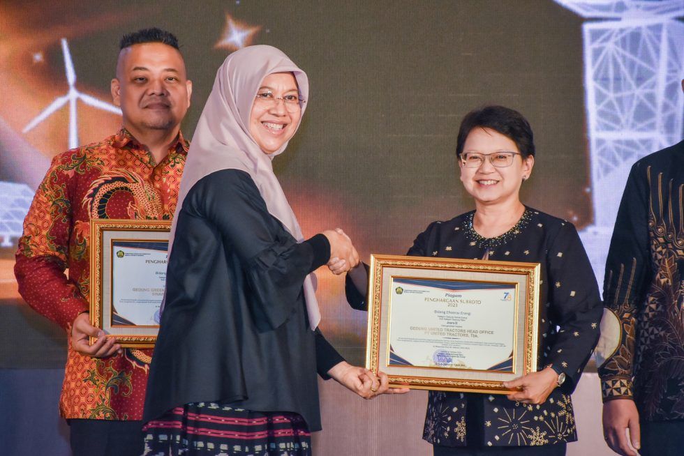 Sara K. Loebis selaku Corporate Secretary UT menerima penghargaan Subroto 2023 (foto kiri). Penyerahan penghargaan kepada UT dan beberapa perusahaan nasional di Indonesia (foto kanan).