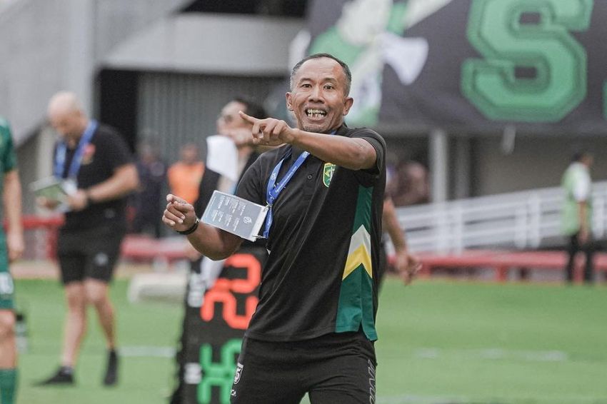 Uston Nawawi saat menjadi karteker pelatih Persebaya