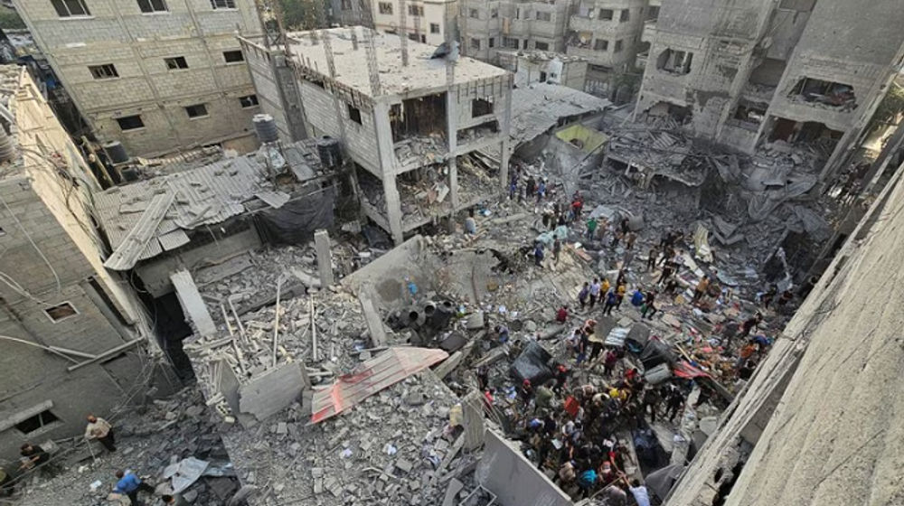 Warga Palestina Mencari Korban di Lokasi Serangan Israel Rerhadap Rumah-Rumah, di Kamp Pengungsi Jabalia di Jalur Gaza Utara