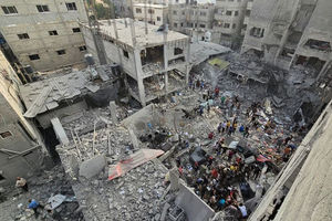 Warga Palestina Mencari Korban di Lokasi Serangan Israel Rerhadap Rumah-Rumah, di Kamp Pengungsi Jabalia di Jalur Gaza Utara