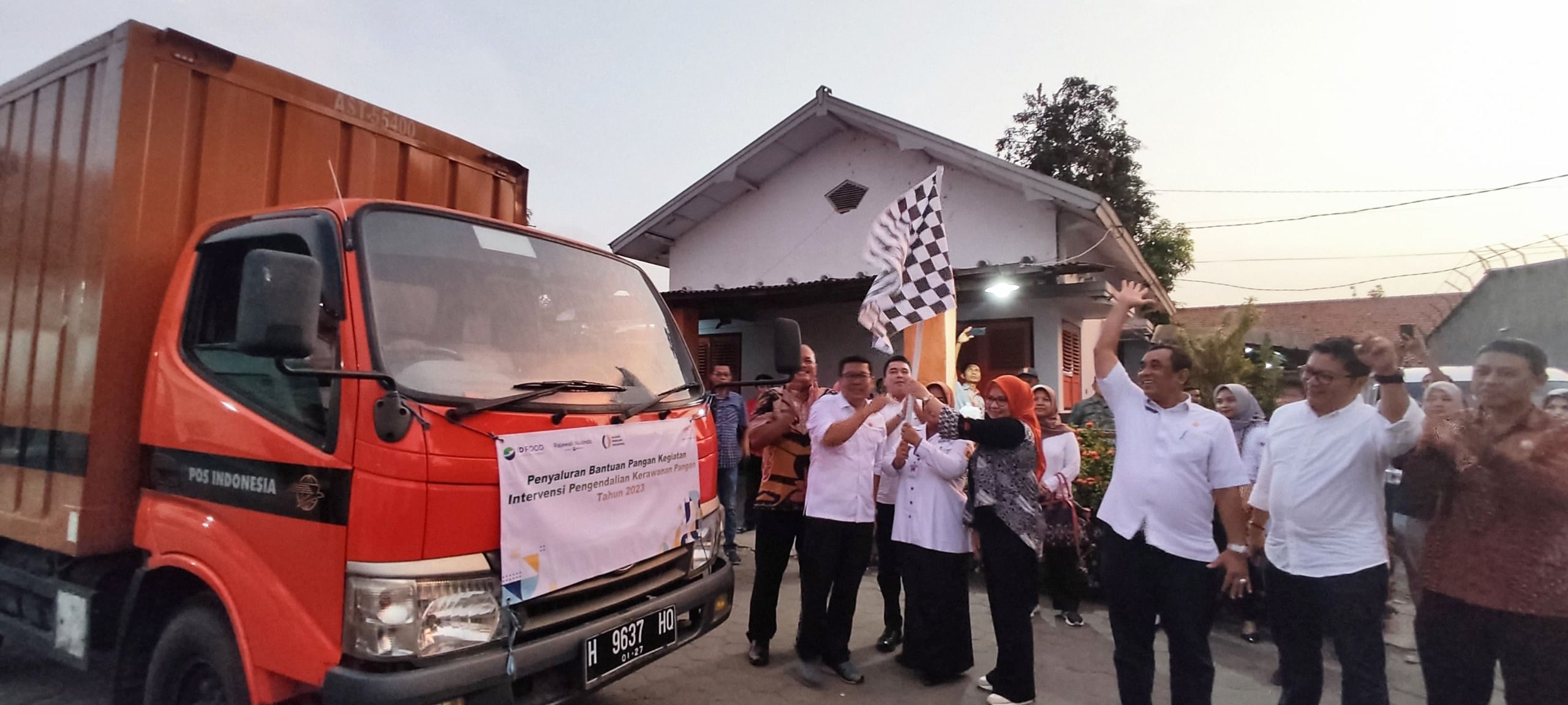 Penyaluran bantuan pangan oleh Rajawali Nusindo bersama Kantor Pos