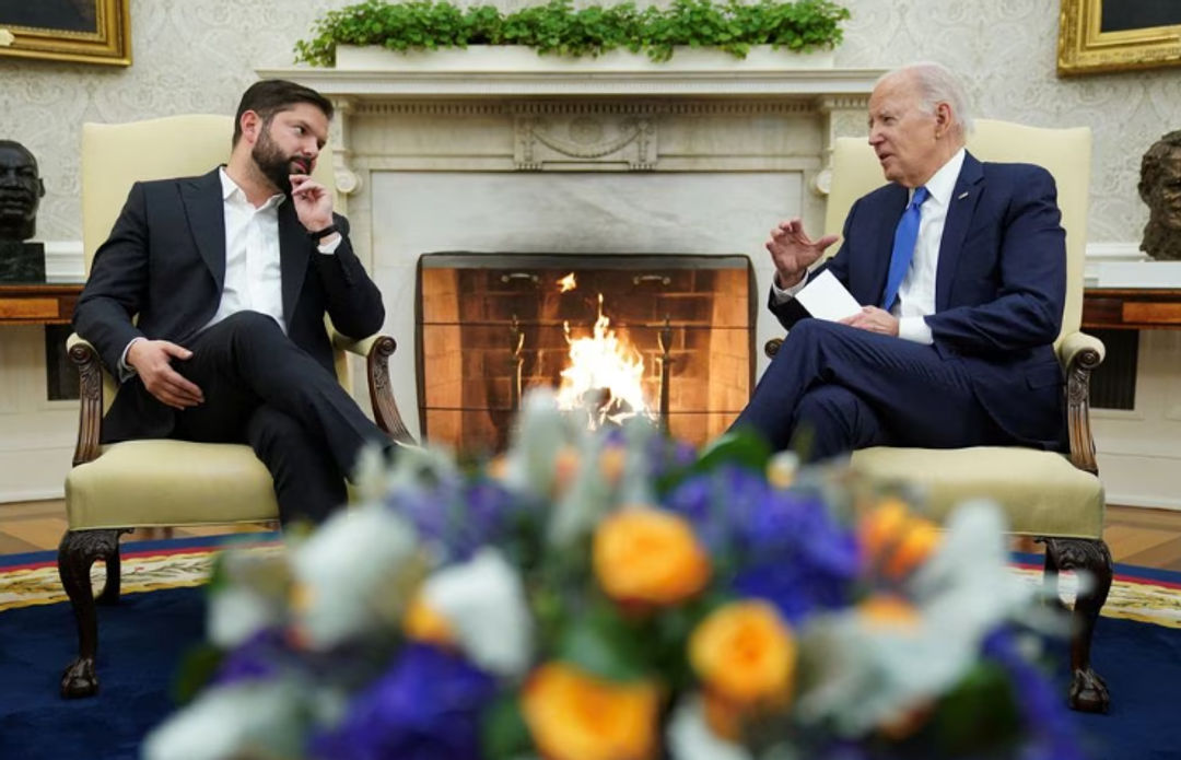 Presiden AS Joe Biden Bertemu dengan Presiden Chili Gabriel Boric di Kantor Oval Gedung Putih di Washington (Reuters/Kevin Lamarque)