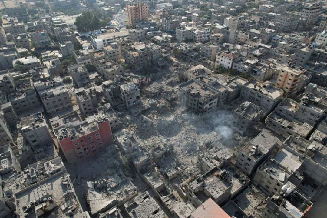 Warga Palestina Berkumpul di Lokasi Serangan Israel Terhadap Rumah-Rumah di Bureij di Jalur Gaza Tengah (Reuters/Mohammed Fayq Abu Mostafa)