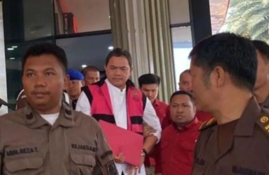 Achsanul Qosasi nampak mengenakan rompi berwarna pink usai menjalani pemeriksaan di Kejagung, Jumat 3 November 2023 (Foto: Antara/Laily Rahmawaty)