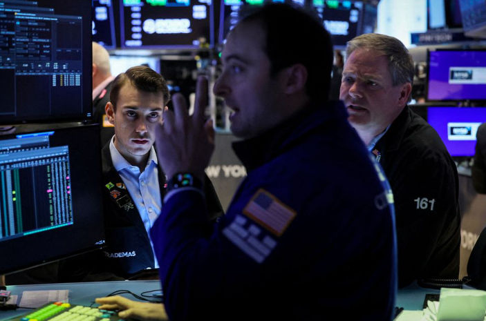 Trader Bekerja di Bursa Efek New York (NYSE) di New York City, AS (Reuters/Brendan McDermid)