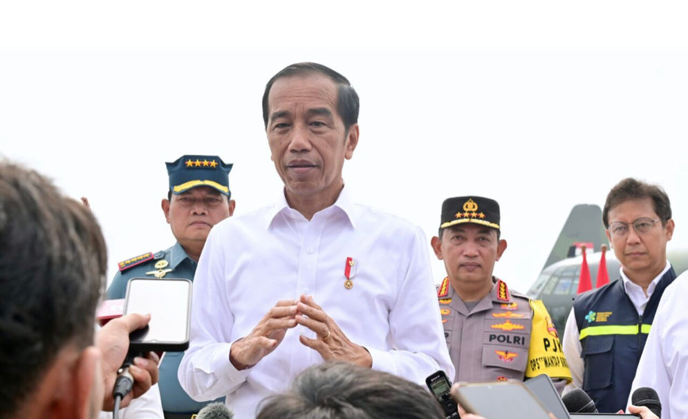 Presiden Joko Widodo menyampaikan keterangannya usai melepas bantuan kemanusiaan dari Indonesia untuk Palestina di Pangkalan TNI AU Halim Perdanakusuma Jakarta, pada Sabtu, 4 November 2023. 