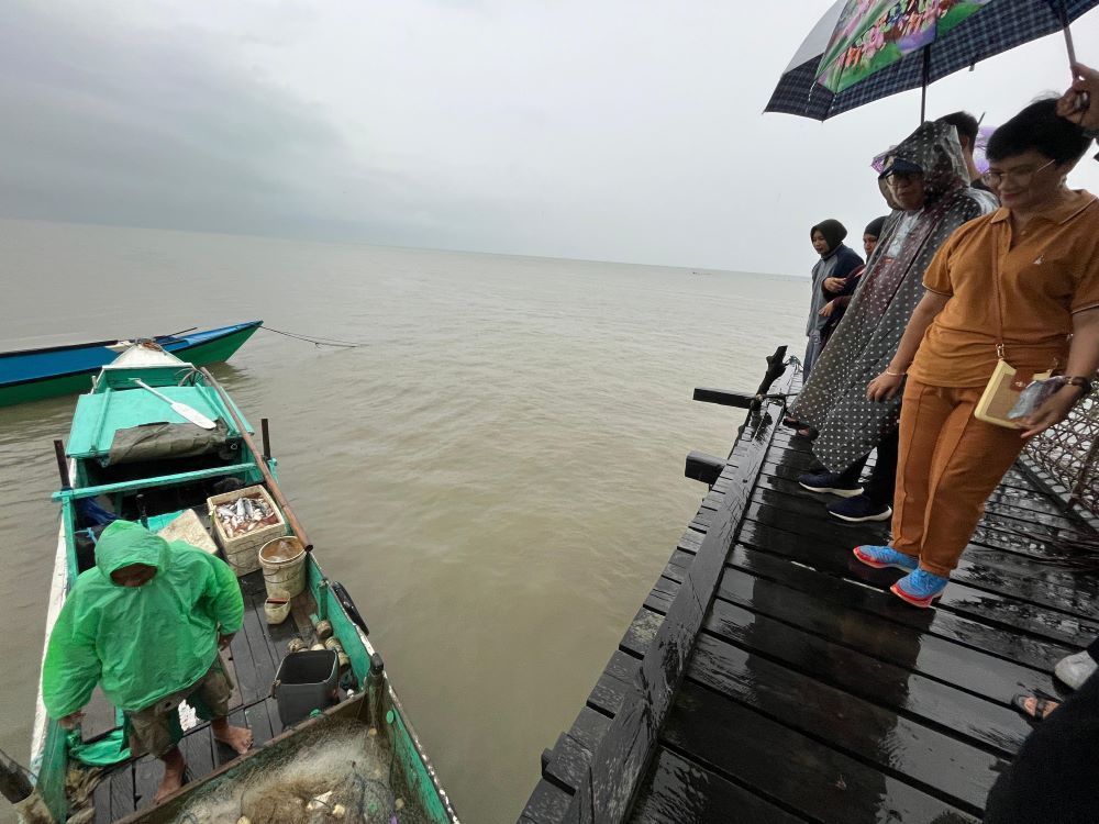 Pj Bupati Penajam, Makmur Marbun mengunjungi pangkalan pendaratan ikan di Desa Apiapi, Kecamatan Waru. 