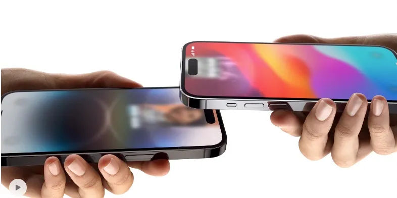 Fitur NameDrop akan memudahkan pengguna iPhone untuk berbagi informasi kontak secara otomatis. Pengguna iPhone hanya perlu mendekatkan ponselnya lalu fungsi AirDrop akan secara otomatis membagikan informasi kontak.