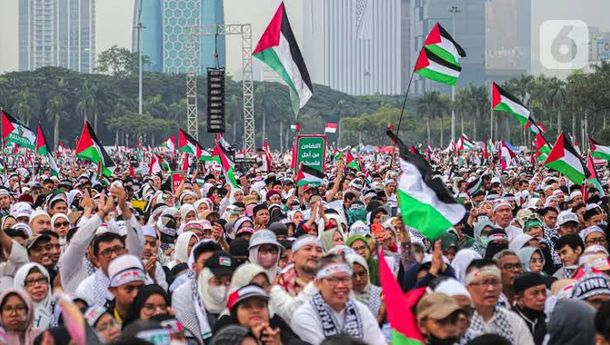 Lautan Manusia Penuhi Monas Ikut Aksi Bela Palestina