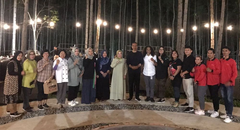 Para 'master chef' Balikpapan yang menyiapkan hidangan untuk Presiden Jokowi selama glamping di IKN. 