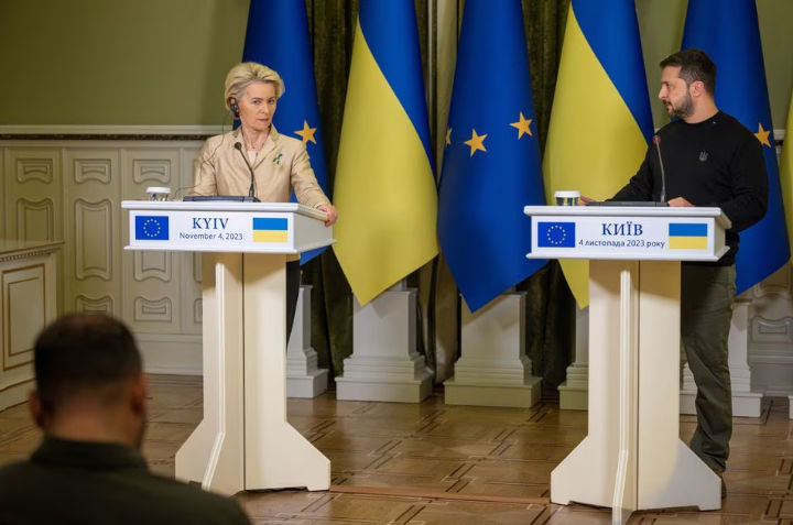 Presiden Ukraina Volodymyr Zelenskiy dan Presiden Komisi Eropa Ursula von der Leyen (Reuters/Thomas Peter)