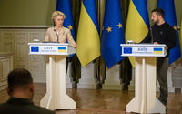 Presiden Ukraina Volodymyr Zelenskiy dan Presiden Komisi Eropa Ursula von der Leyen 