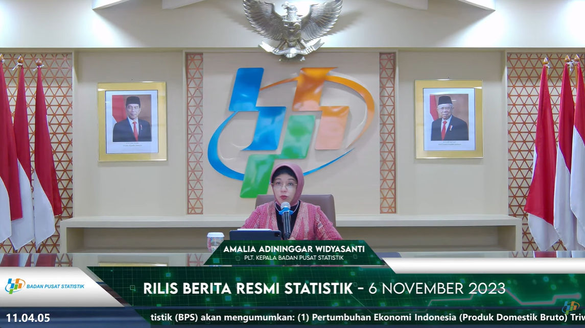 Plt. Kepala BPS Amalia Adininggar Widyasanti dalam konferensi pers Keadaan Ketenagakerjaan Indonesia pada Agustus 2023 pada Senin, 6 November 2023 di Jakarta.