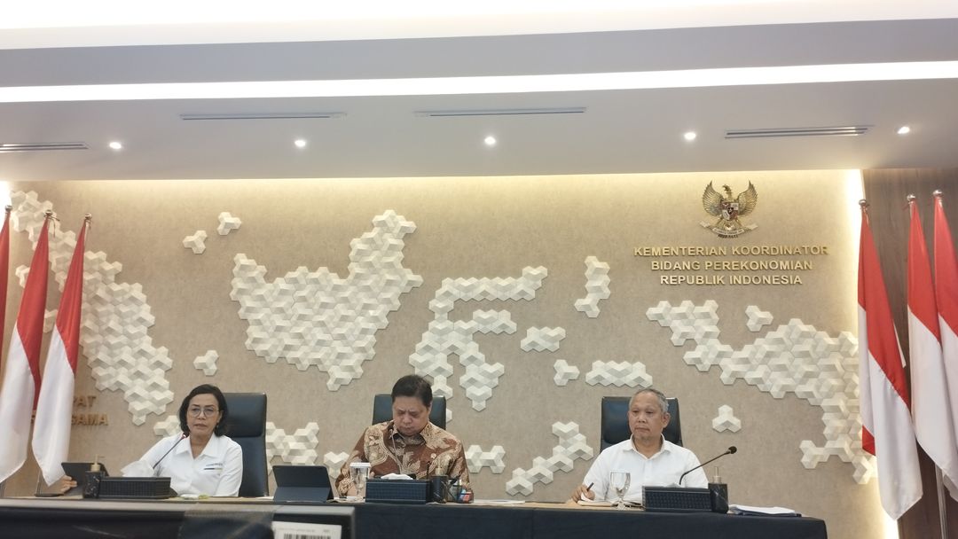 Menteri Keuangan Sri Mulyani dan Menteri Perekonomian Airlangga Hartato 