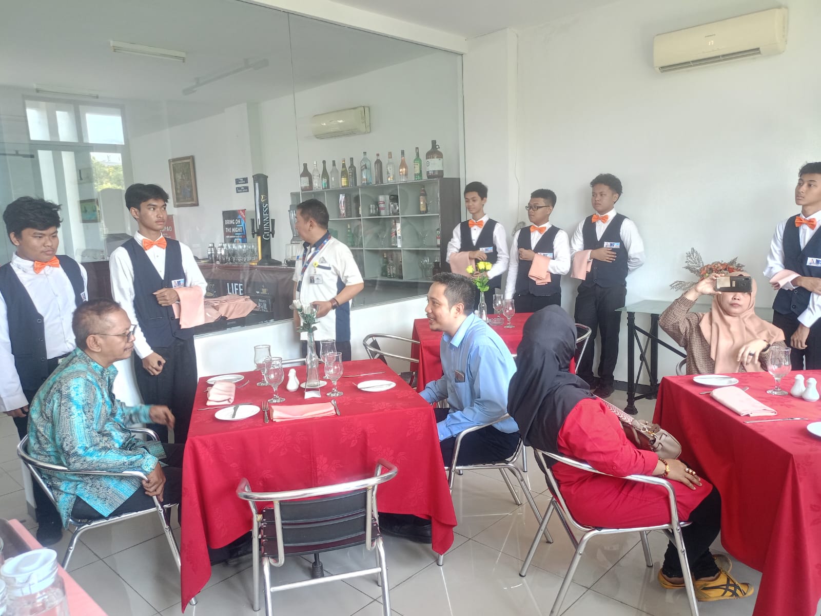 Pelatihan Double Track  yang dilaksanakan di Lembaga Kursus dan Pelatihan International Hospitality School (IHS) Adhikari. 