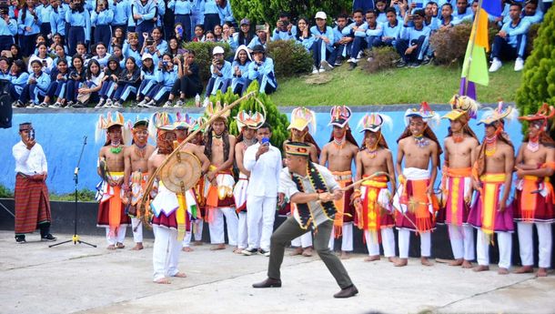 Bupati Hery Buka Pagelaran Caci dalam Perayaan Panca Windu SMAN 2 Langke Rembong, Ruteng 