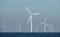 Pemandangan Turbin di Ladang Angin Lepas Pantai Oersted dekat Nysted, Denmark (Reuters/Tom Little)