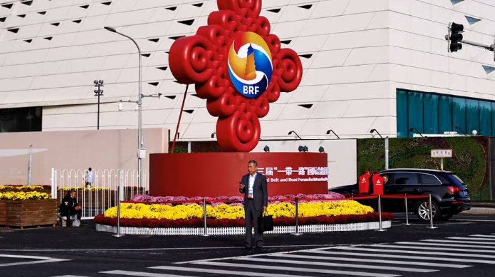 Seseorang Berdiri di Depan Rambu Third Belt and Road Forum