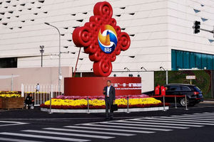 Seseorang Berdiri di Depan Rambu Third Belt and Road Forum