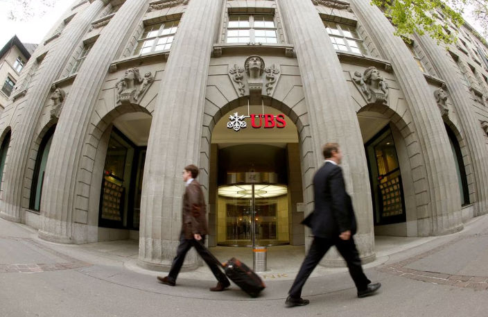 Orang-orang Berjalan Melewati Kantor Pusat Bank Swiss UBS di Zurich (Reuters/Arnd Wiegmann)