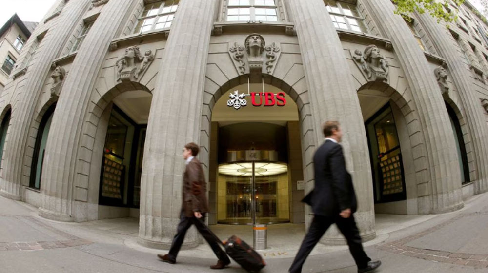 Orang-orang Berjalan Melewati Kantor Pusat Bank Swiss UBS di Zurich