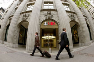 Orang-orang Berjalan Melewati Kantor Pusat Bank Swiss UBS di Zurich