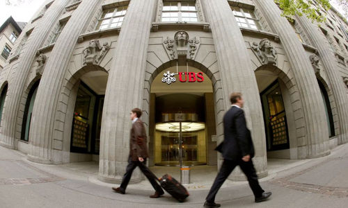 Orang-orang Berjalan Melewati Kantor Pusat Bank Swiss UBS di Zurich