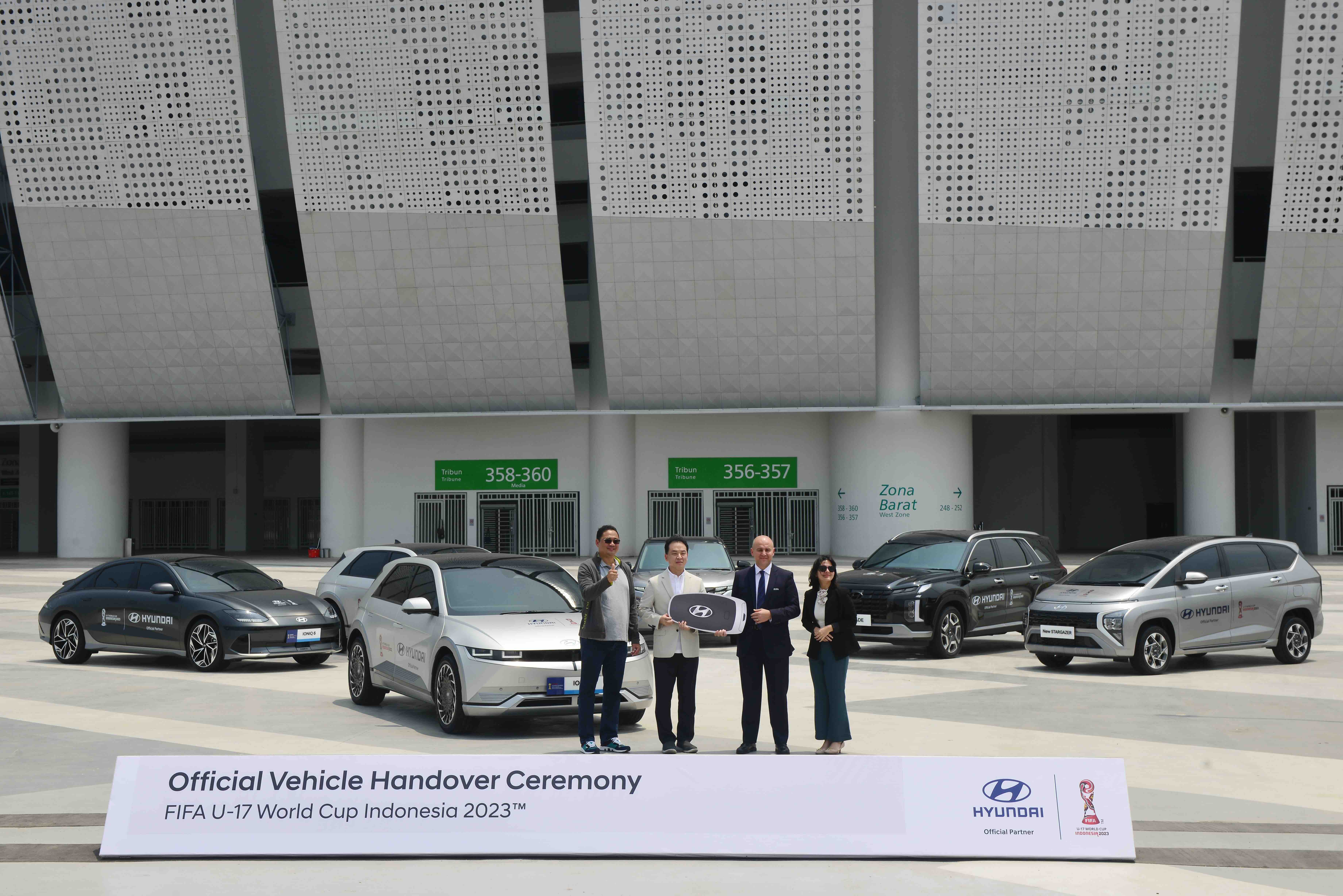 Foto 1 - Penyerahan simbolisasi 148 unit kendaraan Hyundai untuk para eksekutif dan FIFA officials di Jakarta International Stadium.jpeg