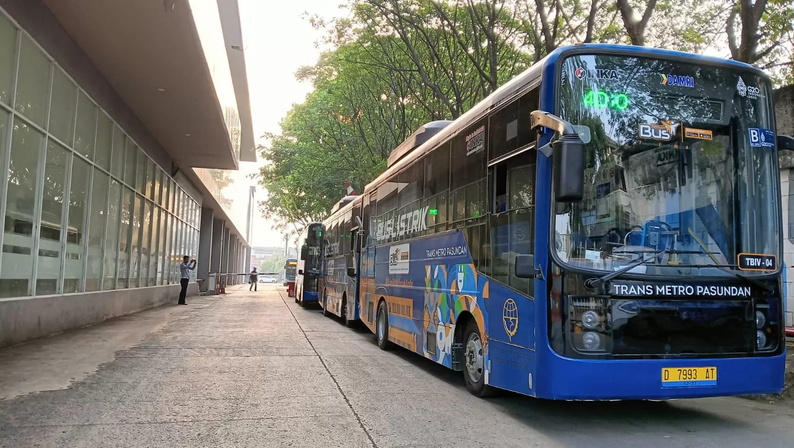 Bus listrik DAMRI resmi beroperasi di Bandung