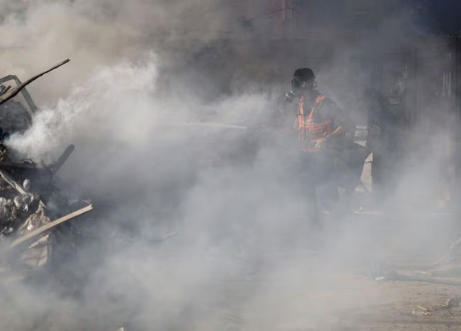 Seorang Petugas Pemadam Kebakaran Palestina Bekerja untuk Memadamkan Api di Lokasi Serangan Israel di Sebuah Bangunan Tempat Tinggal (Reuters/Mohammed Salem)