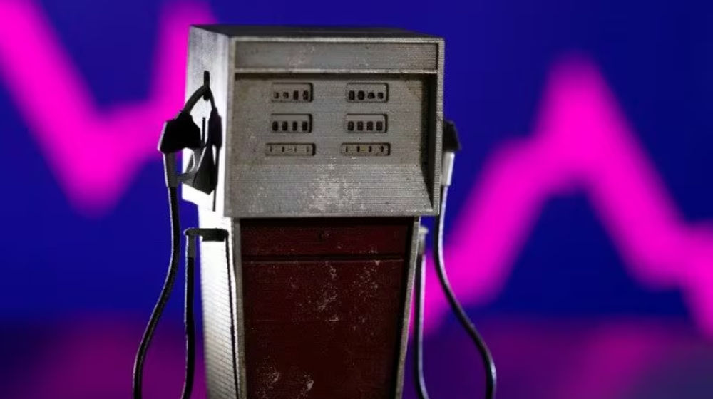 Pompa Bensin Terlihat di Depan Grafik Penurunan Stok 